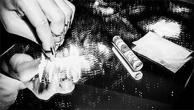 Cómo saber si alguien esnifa cocaína: señales y síntomas a observar