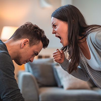 hombre sometido por su mujer, en una discusión
