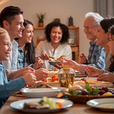 familia apoyando a un adicto con amor