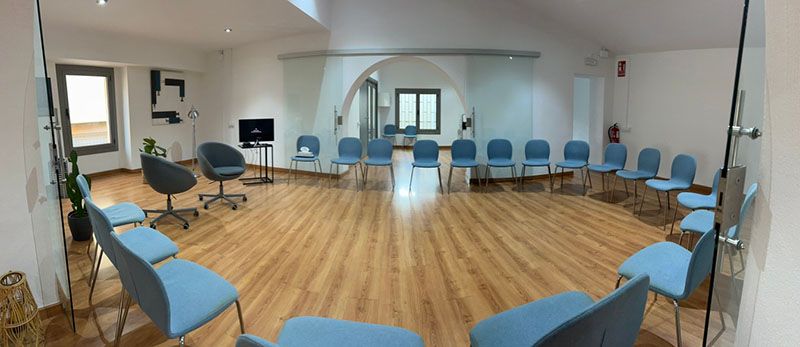 sala para terapia grupal en addict badalona