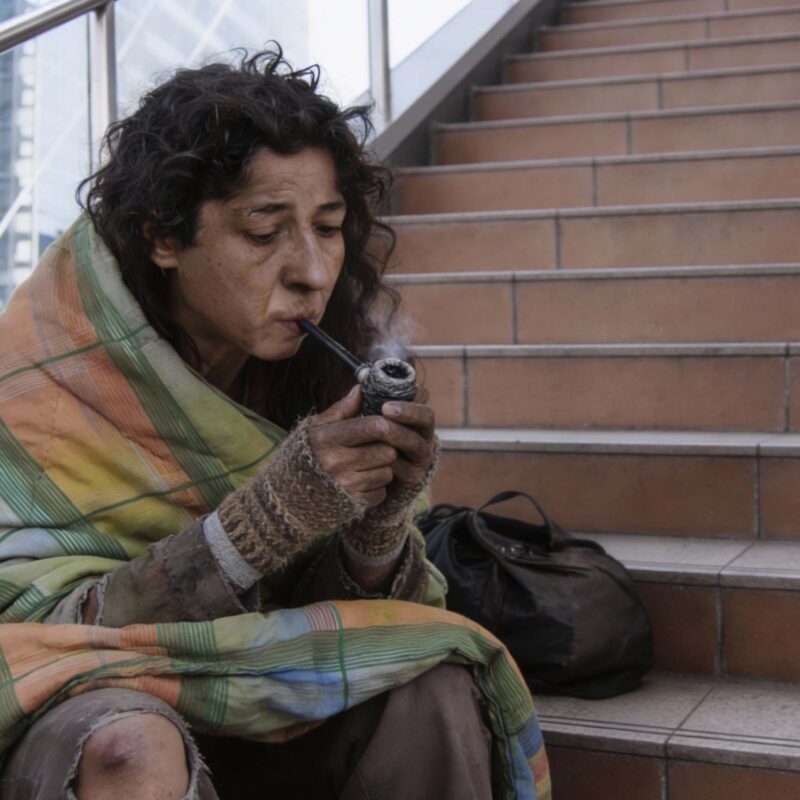 mujer consumiendo droga | basuco
