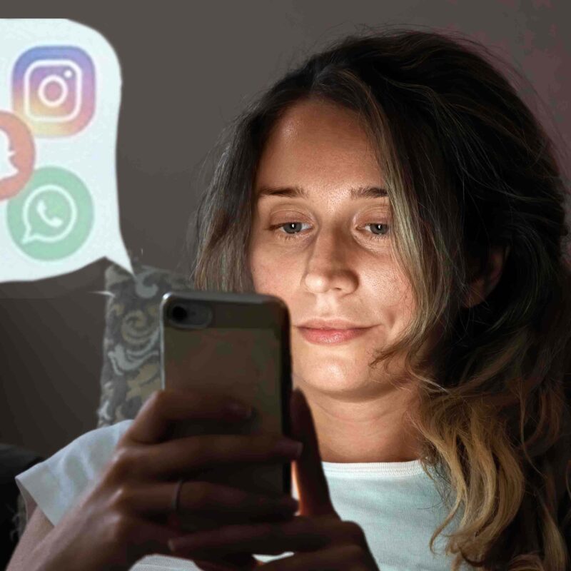adicta al movil, adicta a las redes sociales, adicta a whatsapp, adicta a instagram | adicciones y nuevas tecnologias